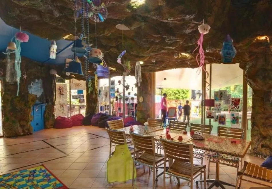 Ultimate Resort Getaway Pools, Waterslides And Steps From The Beach Gold Coast 0*,